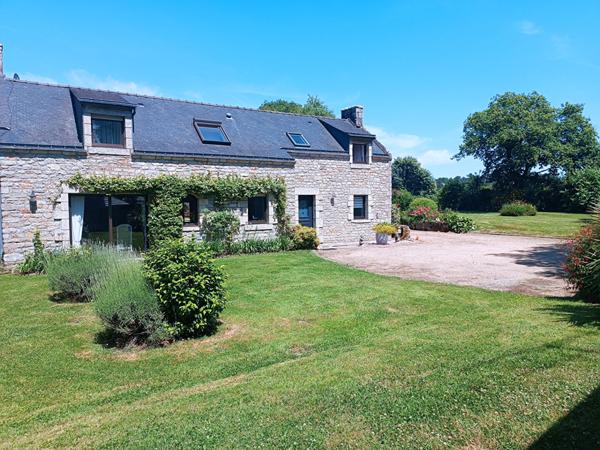 Longère à vendre à Saint Ave 4 chambres située dans un environnement exceptionnel.