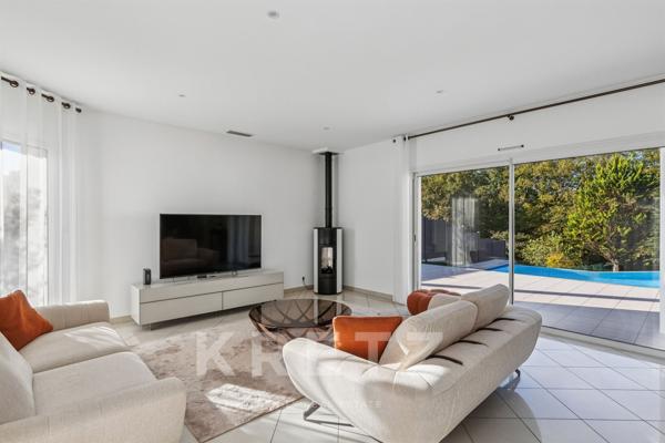 BOULIAC – VILLA CONTEMPORAINE AVEC PISCINE