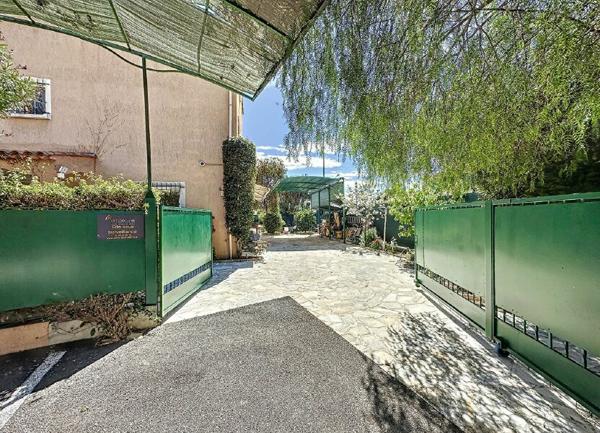 Maison à vendre    6 pièces •  Saint-Laurent-du-Var