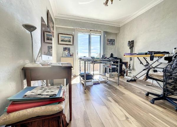 Maison à vendre    6 pièces •  Saint-Laurent-du-Var