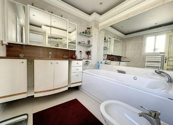 Maison à vendre    6 pièces •  Saint-Laurent-du-Var