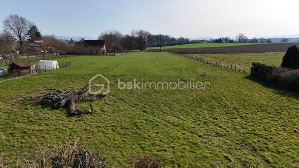 A proximité du centre de La Tour-du-Pin et de la Gare TER, dans un quartier calme et recherché, terrain à bâtir d'une superficie de 740m2.

Le terrain est plat avec une vue dégagée et libre de constructeur. 

Un assainissement individuel sera à prévoir.

Etude de sol G1 réalisée.
