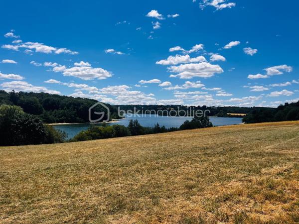 Et si votre coin de nature vous attendait au bord du lac de Pareloup ?

Découvrez ces 8 terrains de loisirs d’environ 400 m² chacun, une opportunité rare pour profiter d’un cadre exceptionnel sans les contraintes d’un grand terrain ! 

Pourquoi ces parcelles séduisent-elles autant ?

- Une superficie idéale : facile à entretenir, sans y consacrer tous vos week-ends.
- Une magnifique vue sur le lac.
- Un environnement calme et verdoyant.
- Un accès privé à la plage du lac en indivision. 
- L’endroit parfait pour se retrouver en famille ou entre amis, pique-niquer, se détendre et profiter pleinement des beaux jours.

À savoir :
* Terrain non constructible.
* Usage exclusivement destiné aux loisirs.

Un véritable petit havre de paix pour ceux qui recherchent la nature, la simplicité et des moments de convivialité proche du  bord de l’eau.