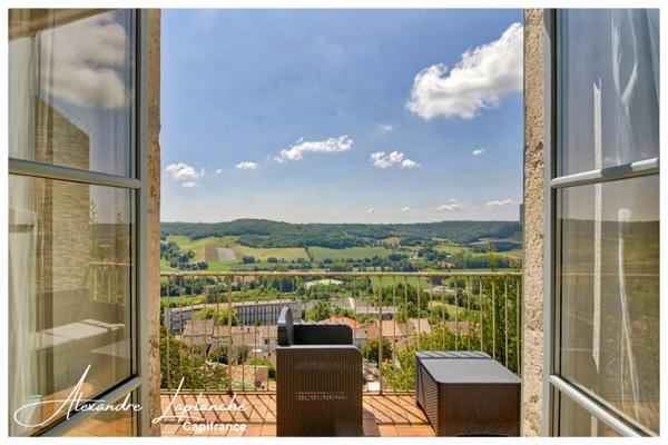 Dpt Tarn et Garonne (82), à vendre LAUZERTE maison de ville en pierre 9 pièces de 205m² avec jardin et garage.