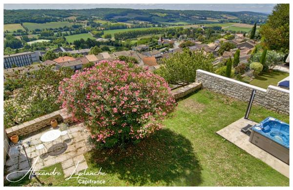 Dpt Tarn et Garonne (82), à vendre LAUZERTE maison de ville en pierre 9 pièces de 205m² avec jardin et garage.