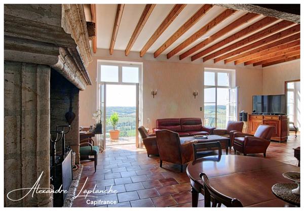 Dpt Tarn et Garonne (82), à vendre LAUZERTE maison de ville en pierre 9 pièces de 205m² avec jardin et garage.
