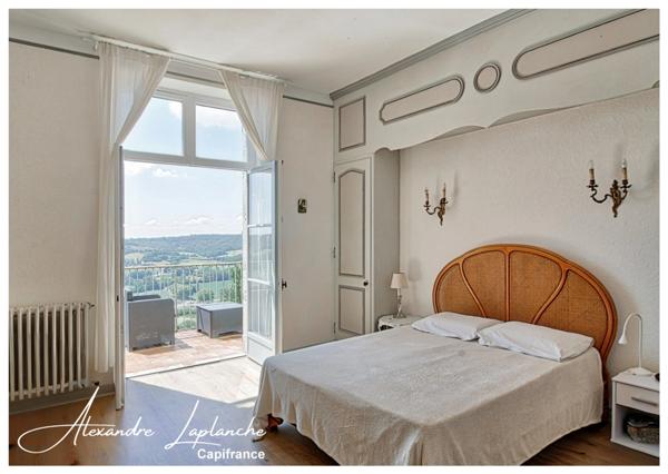 Dpt Tarn et Garonne (82), à vendre LAUZERTE maison de ville en pierre 9 pièces de 205m² avec jardin et garage.