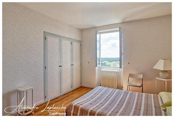 Dpt Tarn et Garonne (82), à vendre LAUZERTE maison de ville en pierre 9 pièces de 205m² avec jardin et garage.