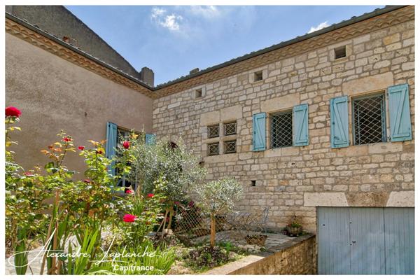 Dpt Tarn et Garonne (82), à vendre LAUZERTE maison de ville en pierre 9 pièces de 205m² avec jardin et garage.