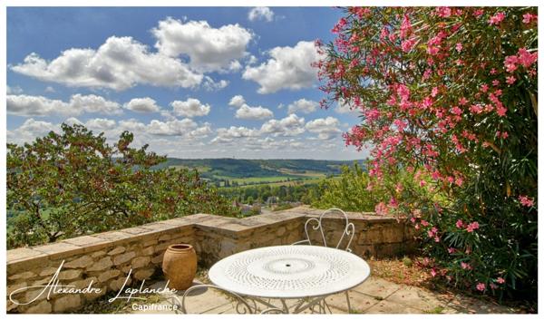 Dpt Tarn et Garonne (82), à vendre LAUZERTE maison de ville en pierre 9 pièces de 205m² avec jardin et garage.
