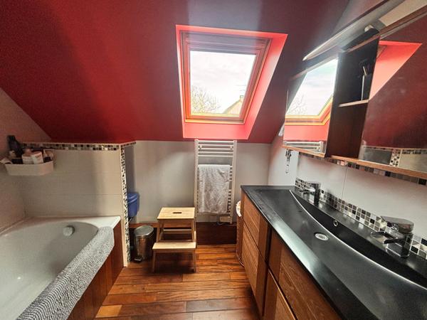 Maison individuelle sur 1003m2 - DPE C - avec piscine