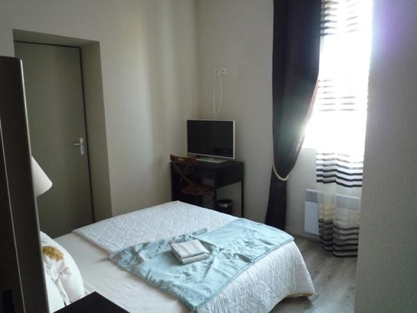 CONDE EN BRIE (02) à vendre murs d'un restaurant avec matériel, 7 chambres meublées et un appartement.