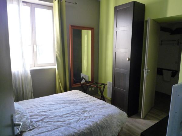 CONDE EN BRIE (02) à vendre murs d'un restaurant avec matériel, 7 chambres meublées et un appartement.