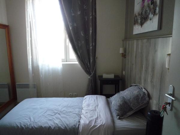 CONDE EN BRIE (02) à vendre murs d'un restaurant avec matériel, 7 chambres meublées et un appartement.