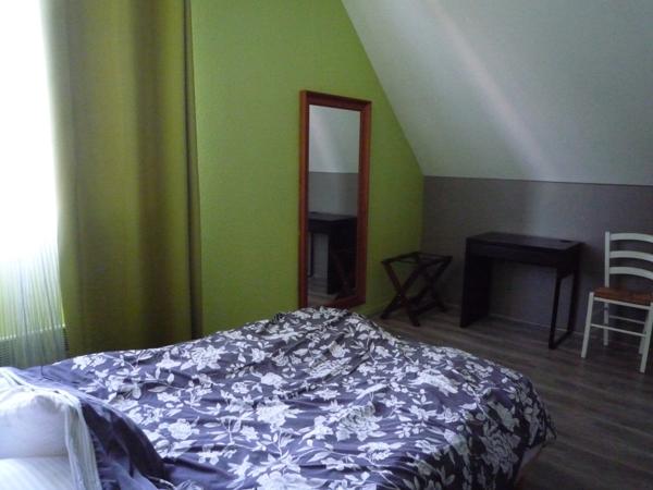 CONDE EN BRIE (02) à vendre murs d'un restaurant avec matériel, 7 chambres meublées et un appartement.