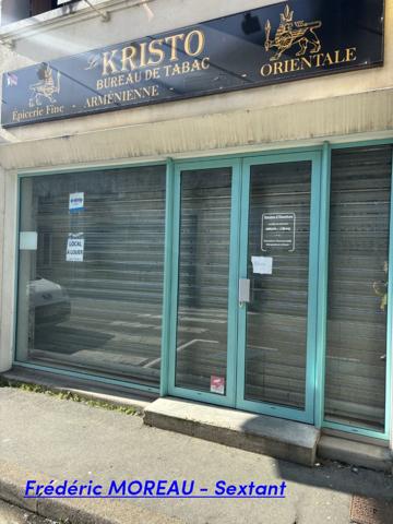 Immeuble en plein centre ville avec local commercial et appartement T2 + Jardin au calme