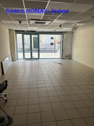 Immeuble en plein centre ville avec local commercial et appartement T2 + Jardin au calme