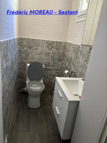 Immeuble en plein centre ville avec local commercial et appartement T2 + Jardin au calme