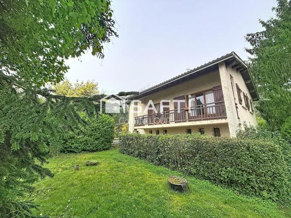 Maison avec grand terrain et piscine à réinventer