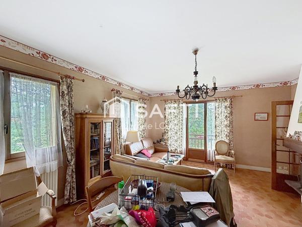 Maison avec grand terrain et piscine à réinventer