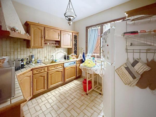 Maison avec grand terrain et piscine à réinventer