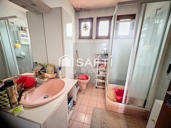 Maison avec grand terrain et piscine à réinventer