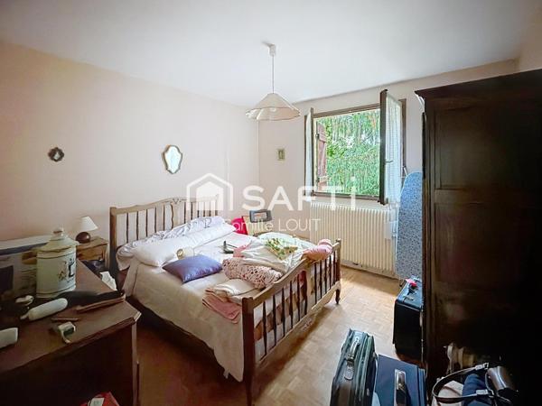 Maison avec grand terrain et piscine à réinventer