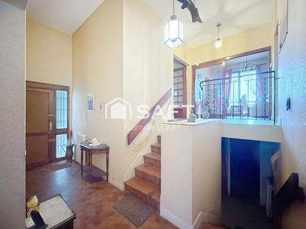 Maison avec grand terrain et piscine à réinventer