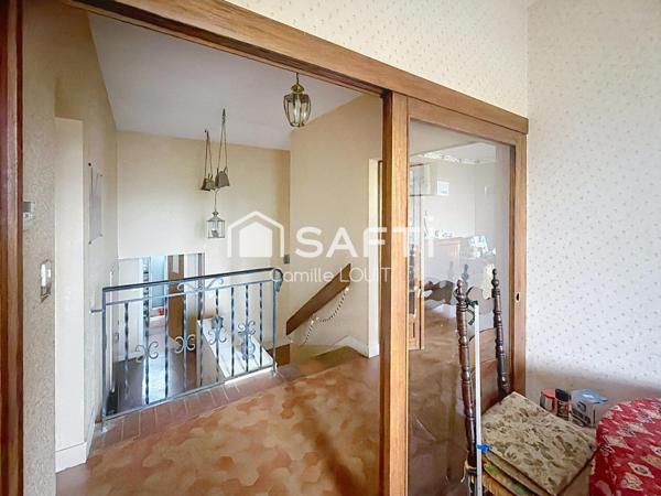 Maison avec grand terrain et piscine à réinventer