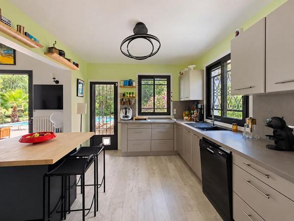 SAINT-RAPHAËL -VALESCURE - VILLA de 200 M² - PISCINE - GARAGE 40 m²