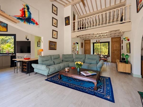 SAINT-RAPHAËL -VALESCURE - VILLA de 200 M² - PISCINE - GARAGE 40 m²