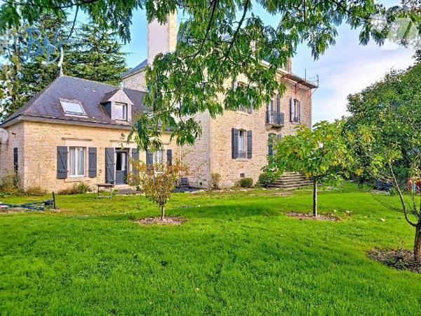 Idéalement situé au coeur de la ville, cet ancien Manoir en pierre, édifié vers 1890, allie le ...