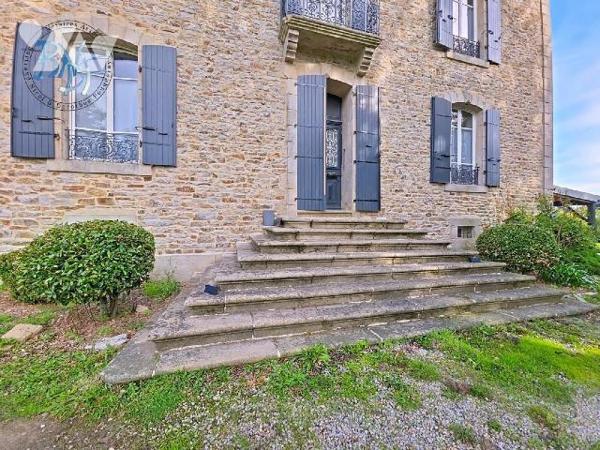 Idéalement situé au coeur de la ville, cet ancien Manoir en pierre, édifié vers 1890, allie le ...