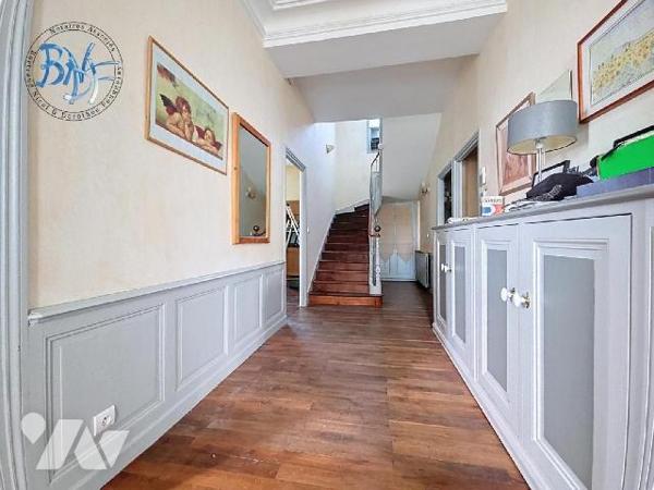 Idéalement situé au coeur de la ville, cet ancien Manoir en pierre, édifié vers 1890, allie le ...