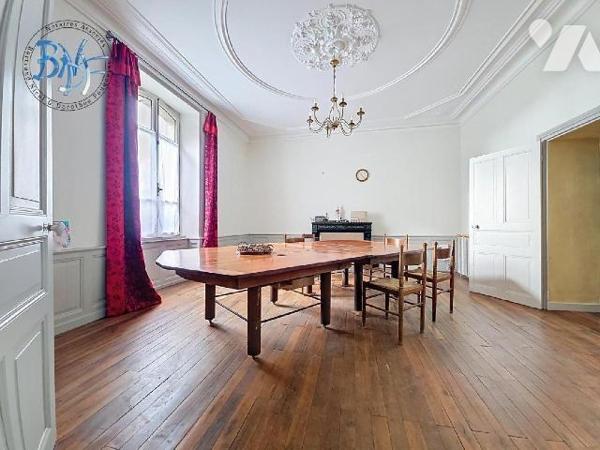 Idéalement situé au coeur de la ville, cet ancien Manoir en pierre, édifié vers 1890, allie le ...