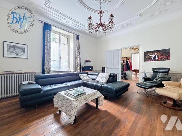 Idéalement situé au coeur de la ville, cet ancien Manoir en pierre, édifié vers 1890, allie le ...