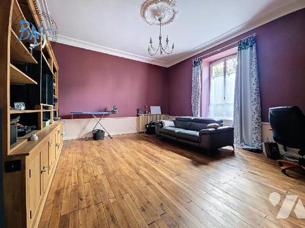 Idéalement situé au coeur de la ville, cet ancien Manoir en pierre, édifié vers 1890, allie le ...