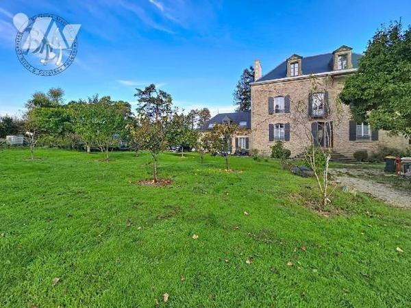 Idéalement situé au coeur de la ville, cet ancien Manoir en pierre, édifié vers 1890, allie le ...