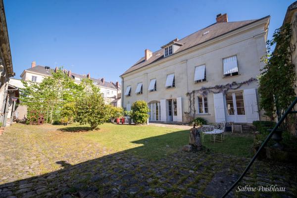Exceptionnel au coeur de Saumur et des bords de loire une demeure de 375 m² - dépendances - Garages - jardin -1439m²