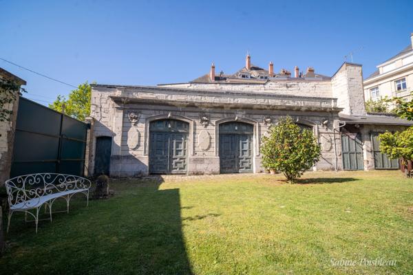 Exceptionnel au coeur de Saumur et des bords de loire une demeure de 375 m² - dépendances - Garages - jardin -1439m²