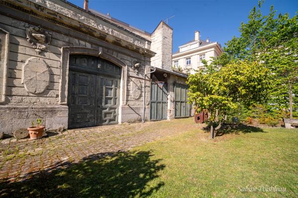 Exceptionnel au coeur de Saumur et des bords de loire une demeure de 375 m² - dépendances - Garages - jardin -1439m²