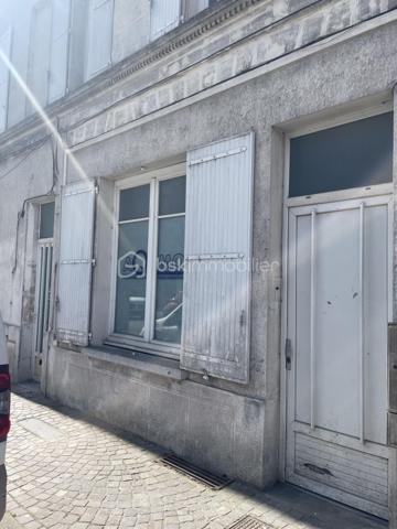 Local commercial à la vente, situé dans l'hyper centre de Cognac (16) à moins de 300 mètres de la place François 1er.
Ce local est situé au rez-de-chaussée d'un petit immeuble à la façade en pierres de taille typique de la Charente, en copropriété.
Cet espace d'une superficie d'environ 11m2, équipé d'un w.c avec point d'eau, possède pignon sur rue. 
Actuellement loué au prix de 210 euros, ce produit offre une rentabilité de 10% compte tenu de son prix de vente. 
Par ailleurs, des perspectives d'installation d'un bureau ou l'établissement d'une profession libérale sont envisageables. 

A venir visiter sans tarder !