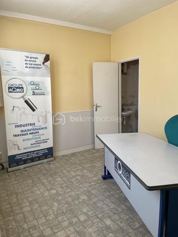 Local commercial à la vente, situé dans l'hyper centre de Cognac (16) à moins de 300 mètres de la place François 1er.
Ce local est situé au rez-de-chaussée d'un petit immeuble à la façade en pierres de taille typique de la Charente, en copropriété.
Cet espace d'une superficie d'environ 11m2, équipé d'un w.c avec point d'eau, possède pignon sur rue. 
Actuellement loué au prix de 210 euros, ce produit offre une rentabilité de 10% compte tenu de son prix de vente. 
Par ailleurs, des perspectives d'installation d'un bureau ou l'établissement d'une profession libérale sont envisageables. 

A venir visiter sans tarder !