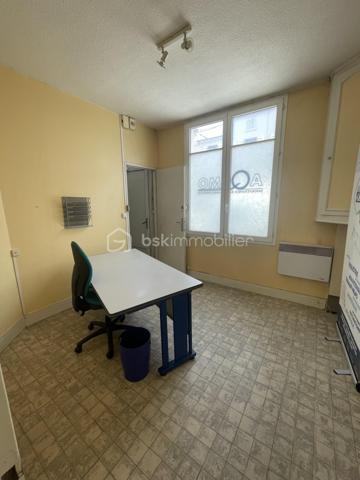 Local commercial à la vente, situé dans l'hyper centre de Cognac (16) à moins de 300 mètres de la place François 1er.
Ce local est situé au rez-de-chaussée d'un petit immeuble à la façade en pierres de taille typique de la Charente, en copropriété.
Cet espace d'une superficie d'environ 11m2, équipé d'un w.c avec point d'eau, possède pignon sur rue. 
Actuellement loué au prix de 210 euros, ce produit offre une rentabilité de 10% compte tenu de son prix de vente. 
Par ailleurs, des perspectives d'installation d'un bureau ou l'établissement d'une profession libérale sont envisageables. 

A venir visiter sans tarder !