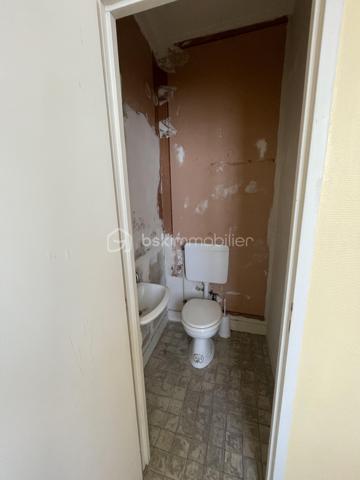 Local commercial à la vente, situé dans l'hyper centre de Cognac (16) à moins de 300 mètres de la place François 1er.
Ce local est situé au rez-de-chaussée d'un petit immeuble à la façade en pierres de taille typique de la Charente, en copropriété.
Cet espace d'une superficie d'environ 11m2, équipé d'un w.c avec point d'eau, possède pignon sur rue. 
Actuellement loué au prix de 210 euros, ce produit offre une rentabilité de 10% compte tenu de son prix de vente. 
Par ailleurs, des perspectives d'installation d'un bureau ou l'établissement d'une profession libérale sont envisageables. 

A venir visiter sans tarder !