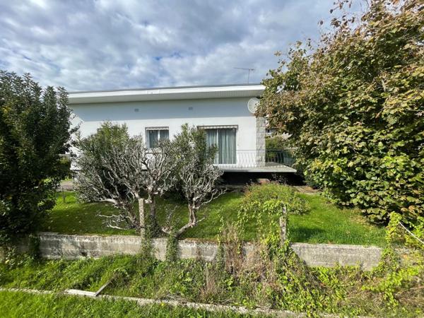 Maison traditionnelle, bon état, beau potentiel.