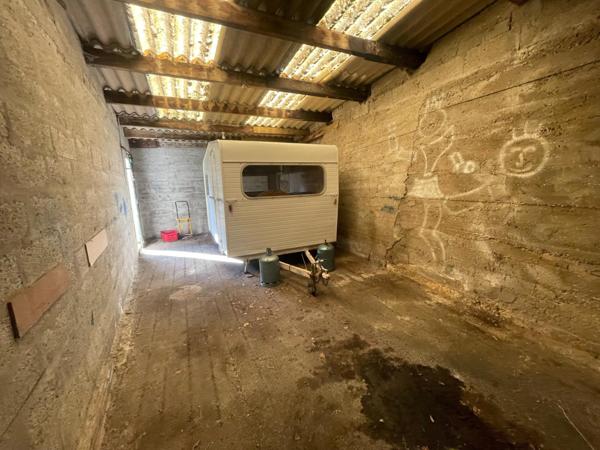 Maison traditionnelle, bon état, beau potentiel.