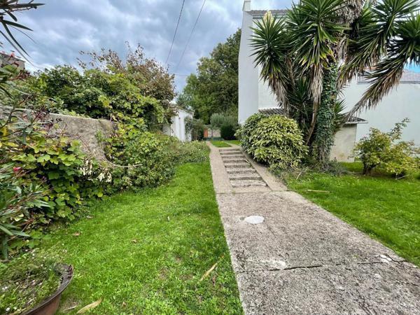 Maison traditionnelle, bon état, beau potentiel.