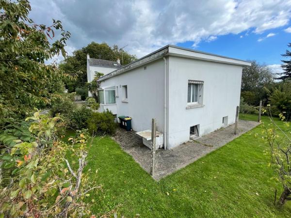 Maison traditionnelle, bon état, beau potentiel.