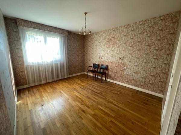 Maison traditionnelle, bon état, beau potentiel.